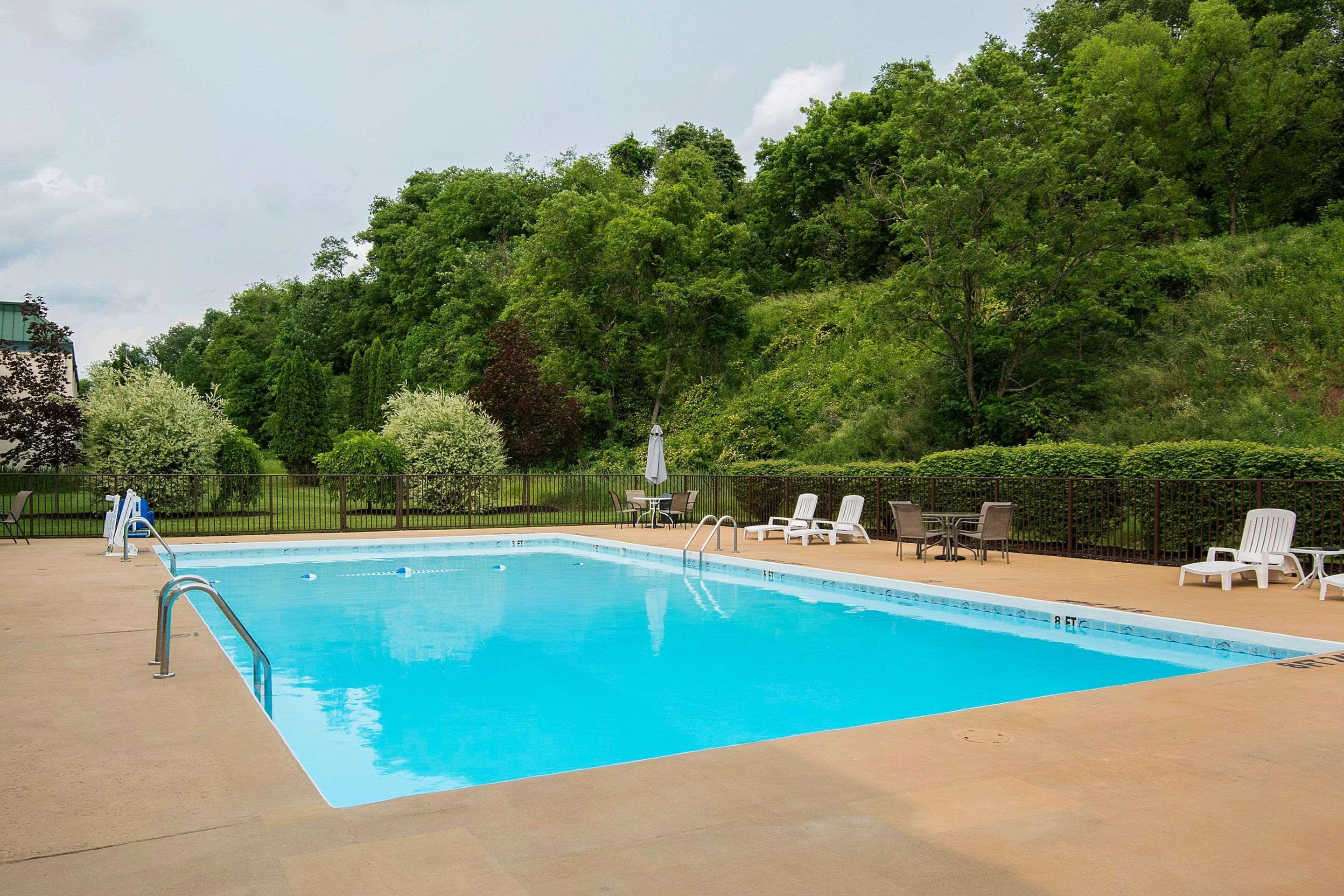 Suburban Extended Stay Hotel Fairmont Buitenkant foto